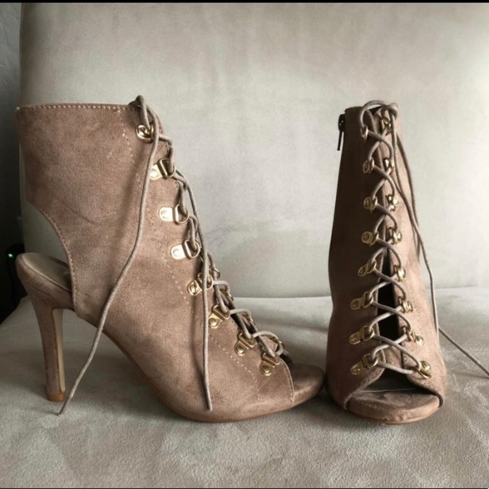 WINDSOR Lace up heeled boots